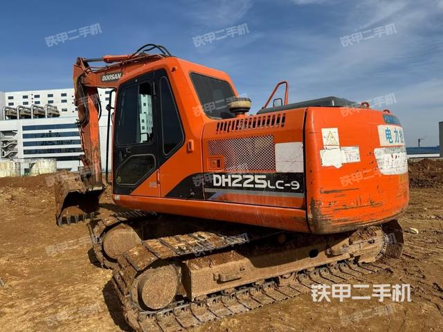 駕駛室頂部(整機(jī)外觀) 駕駛室頂部(整機(jī)外觀)