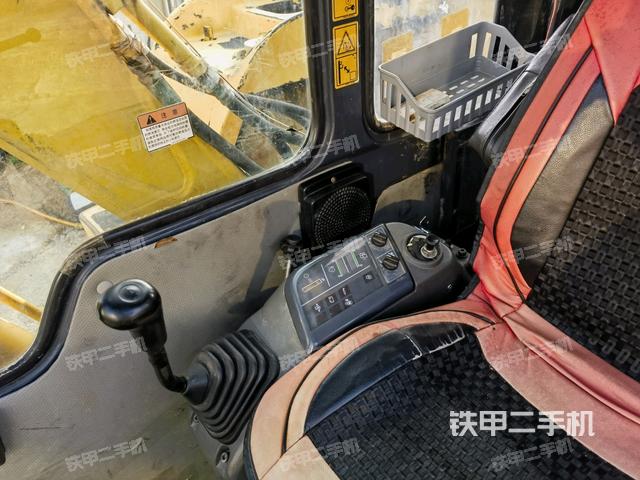 座椅右側(cè)控制臺(tái)/鑰匙門(mén)/油門(mén)/含右手柄（駕駛室部分）