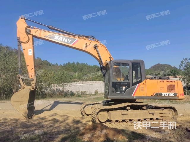 三一重工SY215C挖掘机的设备实拍-第1张实拍照片