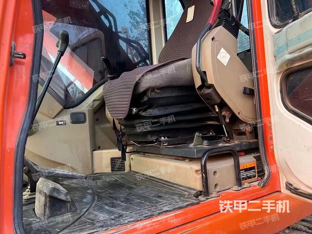駕駛室整體(整機(jī)外觀) 駕駛室整體(整機(jī)外觀)