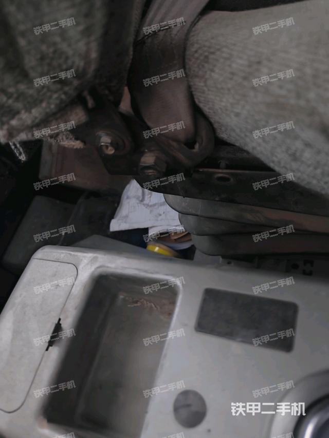 座椅右側(cè)控制臺(tái)/鑰匙門(mén)/油門(mén)/含右手柄(駕駛室部分) 座椅右側(cè)控制臺(tái)/鑰匙門(mén)/油門(mén)/含右手柄(駕駛室部分)