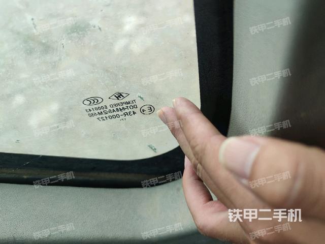 左后方玻璃角標（駕駛室部分）