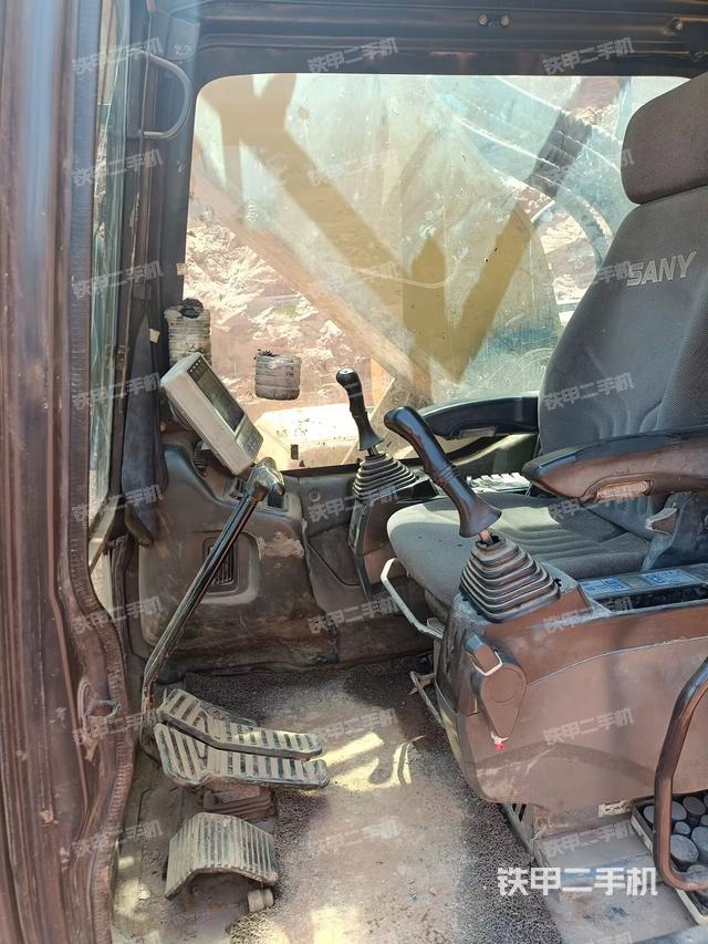 駕駛室整體（整機外觀）