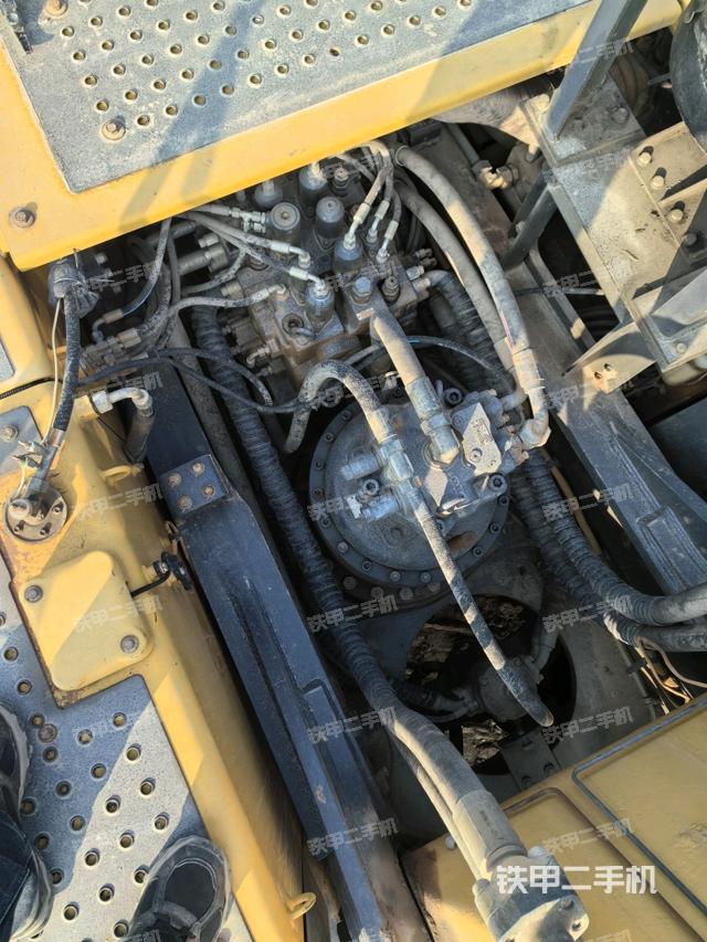 回轉(zhuǎn)馬達(dá)和主控閥（整機(jī)外觀）