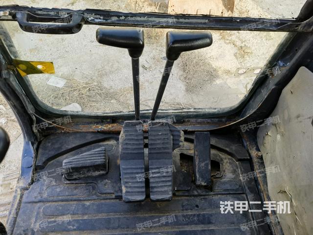 行走控制手柄和踏板?俯拍（駕駛室部分）