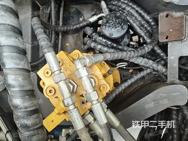 回轉(zhuǎn)馬達(dá)和主控閥(整機(jī)外觀) 回轉(zhuǎn)馬達(dá)和主控閥(整機(jī)外觀)
