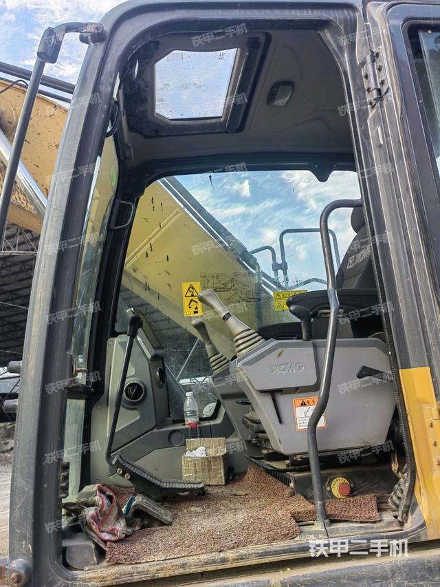 左后方玻璃角標(biāo)（駕駛室部分）