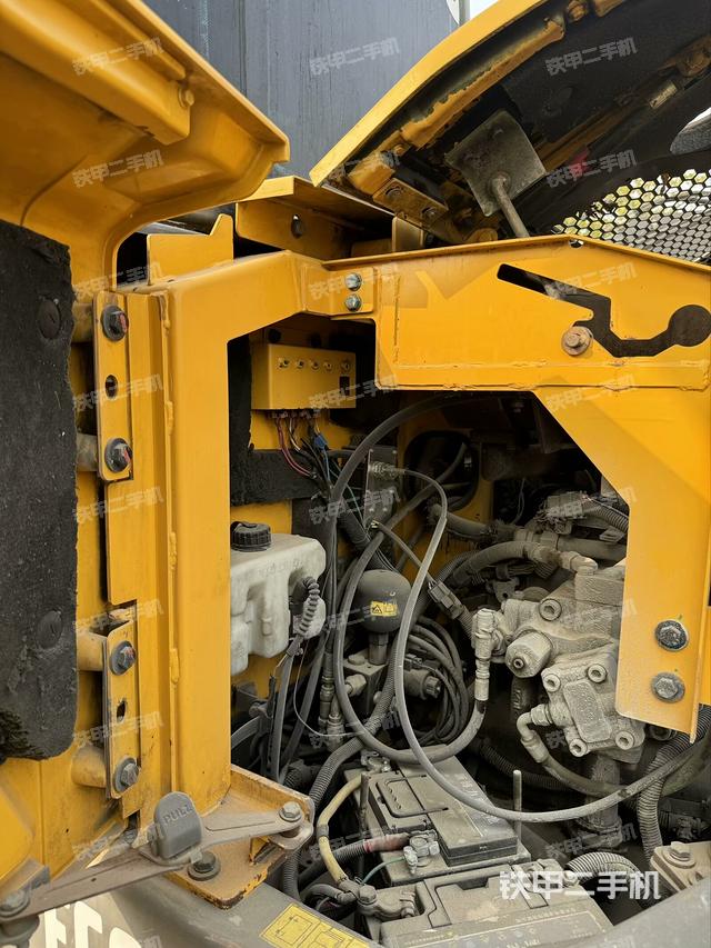 液壓泵艙室正面整體(整機(jī)外觀) 液壓泵艙室正面整體(整機(jī)外觀)