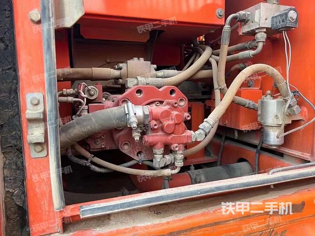 液壓泵艙室正面整體(整機(jī)外觀) 液壓泵艙室正面整體(整機(jī)外觀)