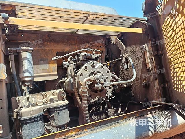 液壓泵艙室正面整體（整機外觀）