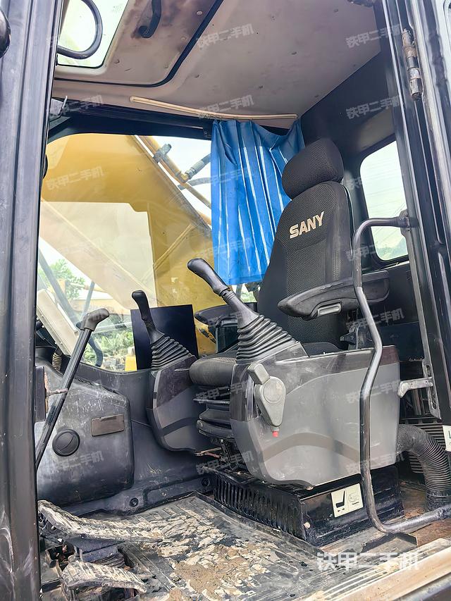 駕駛室整體（整機外觀）