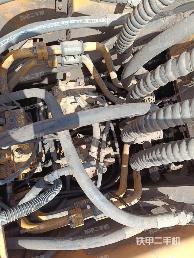 回轉馬達和主控閥（整機外觀）