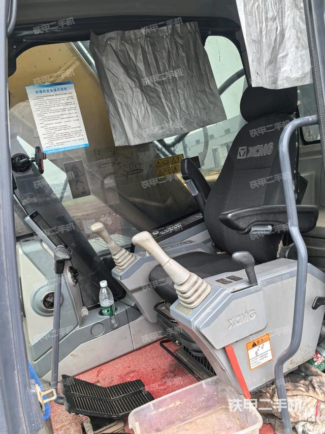行走控制手柄和踏板?俯拍（駕駛室部分）