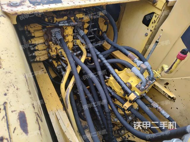 回轉(zhuǎn)馬達(dá)和主控閥（整機(jī)外觀）