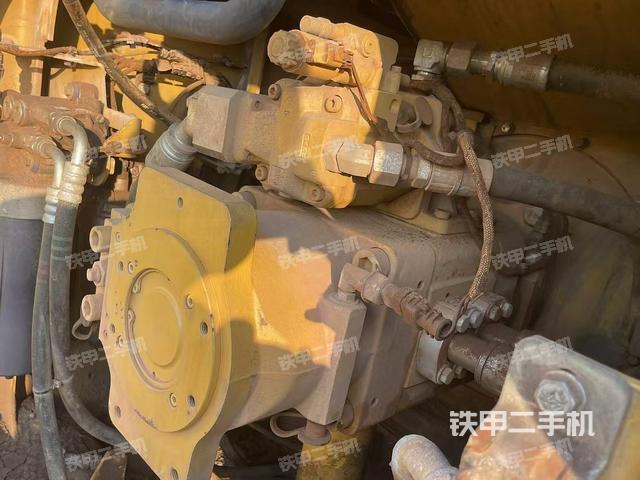 液壓泵艙室正面整體(整機外觀) 液壓泵艙室正面整體(整機外觀)