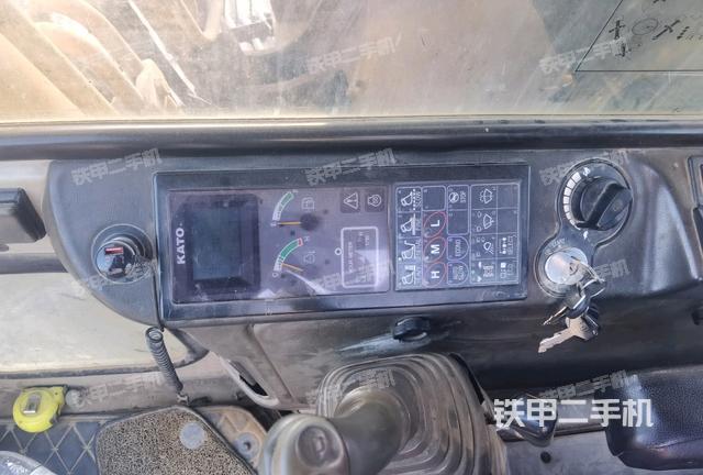 行走控制手柄和踏板?俯拍（駕駛室部分）