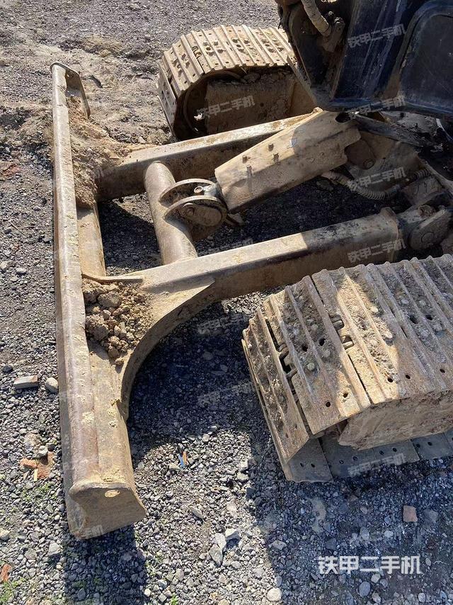 回轉(zhuǎn)馬達和主控閥(整機外觀) 回轉(zhuǎn)馬達和主控閥(整機外觀)