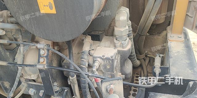 液壓泵艙室正面整體（整機外觀）