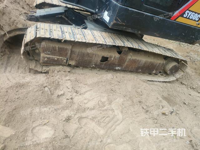 單側(cè)履帶整體(整機(jī)外觀) 單側(cè)履帶整體(整機(jī)外觀)