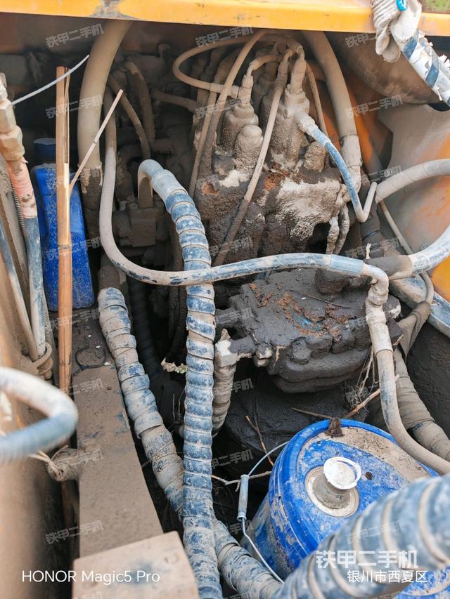 回轉(zhuǎn)馬達(dá)和主控閥(整機(jī)外觀) 回轉(zhuǎn)馬達(dá)和主控閥(整機(jī)外觀)