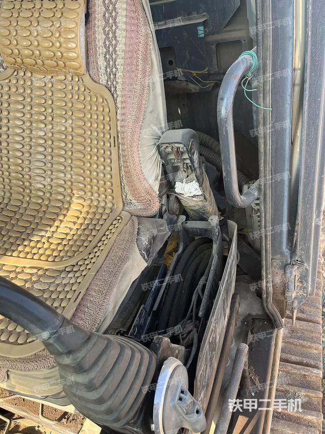 座椅左側(cè)控制臺/音響/含左手柄(駕駛室部分) 座椅左側(cè)控制臺/音響/含左手柄(駕駛室部分)