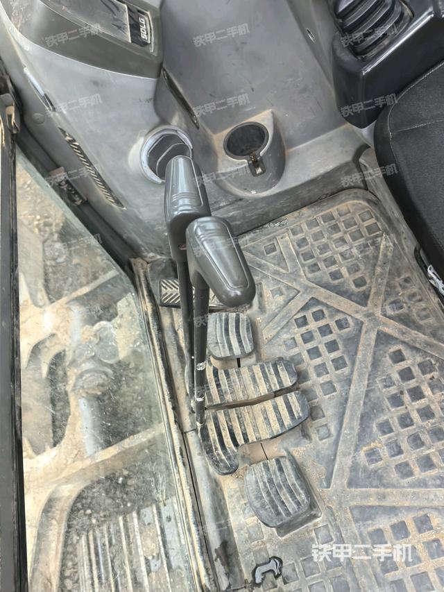 行走控制手柄和踏板?俯拍（駕駛室部分）