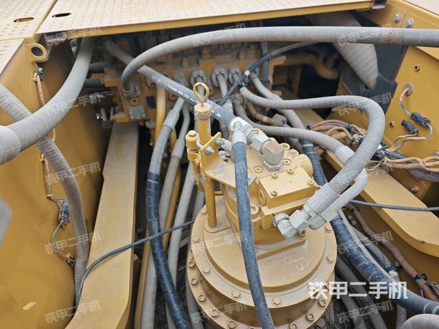 回轉(zhuǎn)馬達和主控閥(整機外觀) 回轉(zhuǎn)馬達和主控閥(整機外觀)