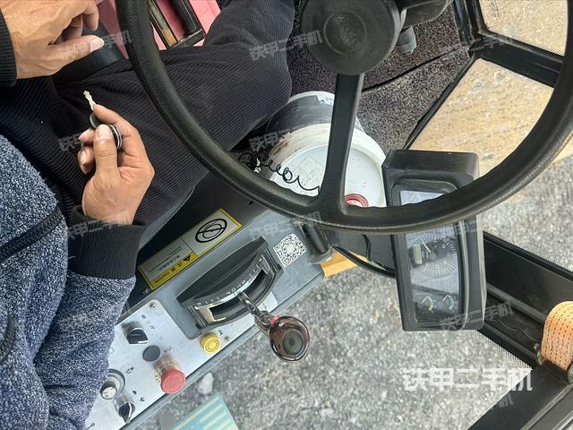 駕駛室操作臺(tái)(設(shè)備外觀及核心部件) 駕駛室操作臺(tái)(設(shè)備外觀及核心部件)