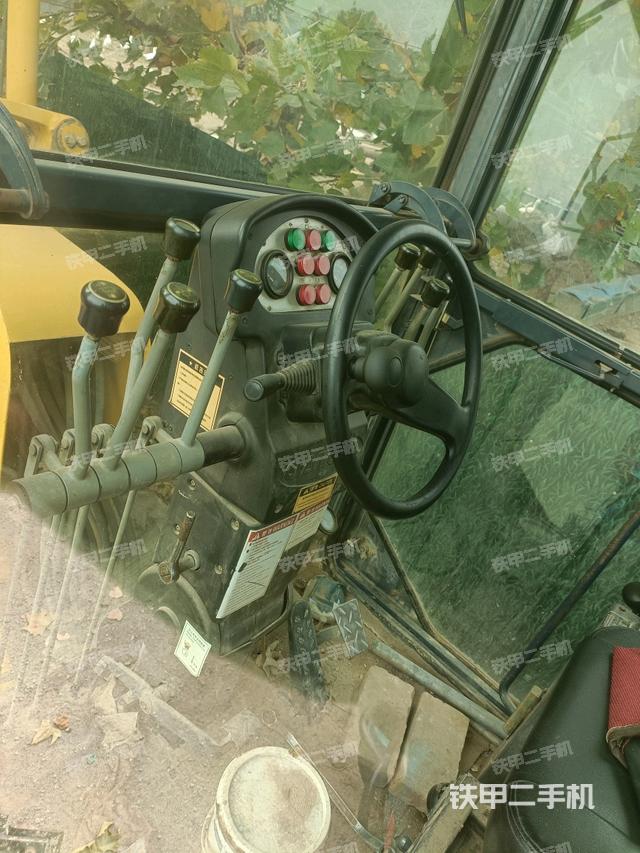 駕駛室操作臺（設(shè)備外觀及核心部件）