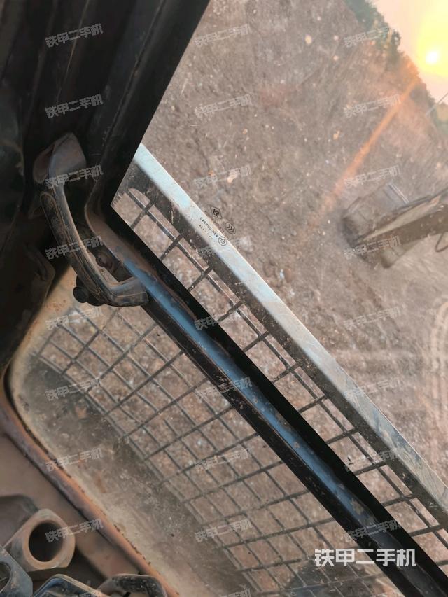 左后方玻璃角標（駕駛室部分）