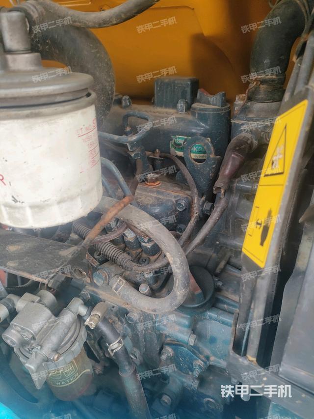 發(fā)動(dòng)機(jī)室（上車(chē)部件）