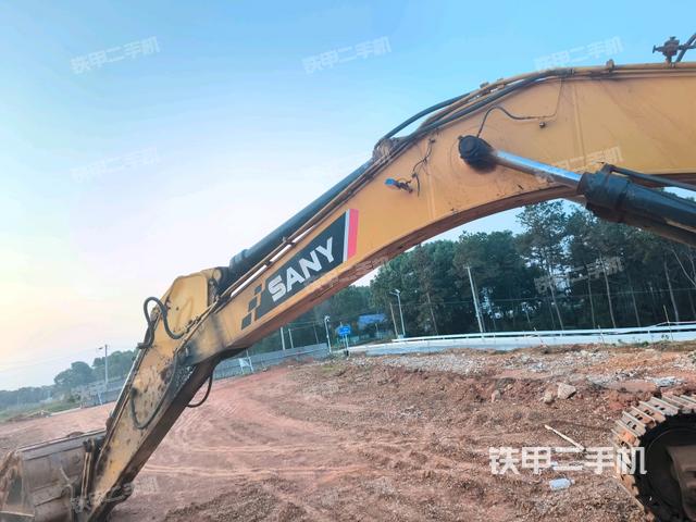 轉(zhuǎn)盤和下車架正前（工作和回轉(zhuǎn)裝置）