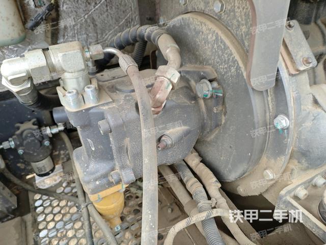 液壓泵艙室正面整體（整機外觀）