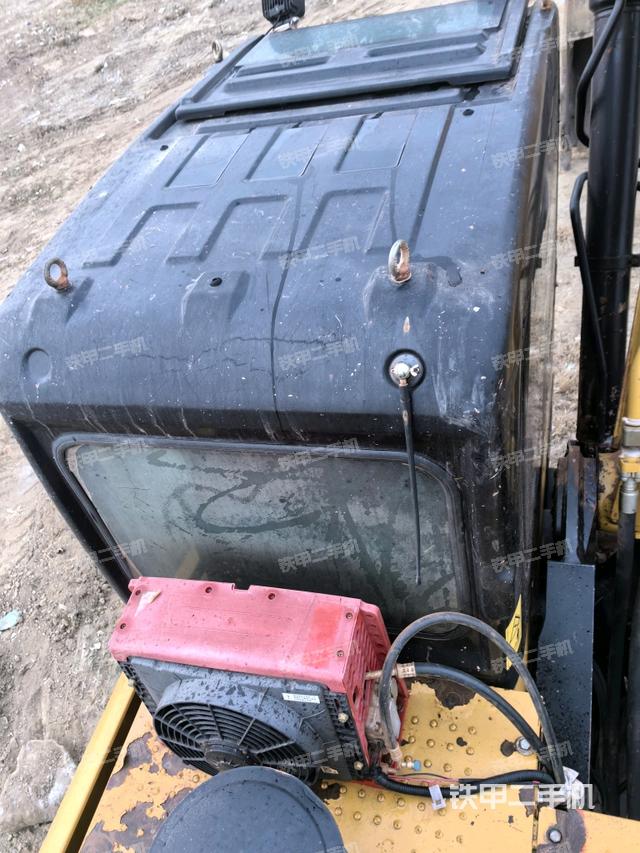 駕駛室頂部(整機(jī)外觀) 駕駛室頂部(整機(jī)外觀)