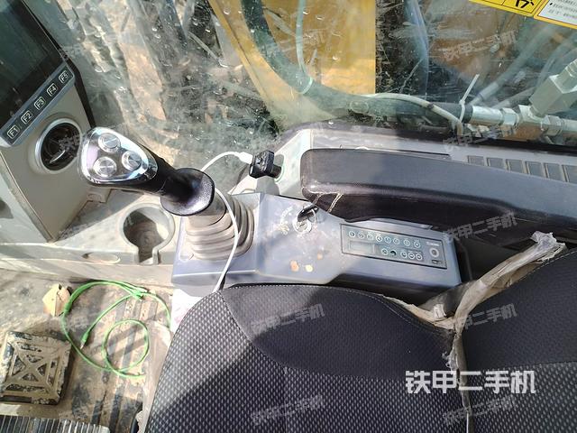 座椅右側(cè)控制臺(tái)/鑰匙門/油門/含右手柄（駕駛室部分）