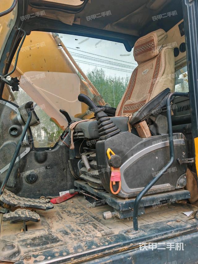 駕駛室頂部(整機(jī)外觀) 駕駛室頂部(整機(jī)外觀)