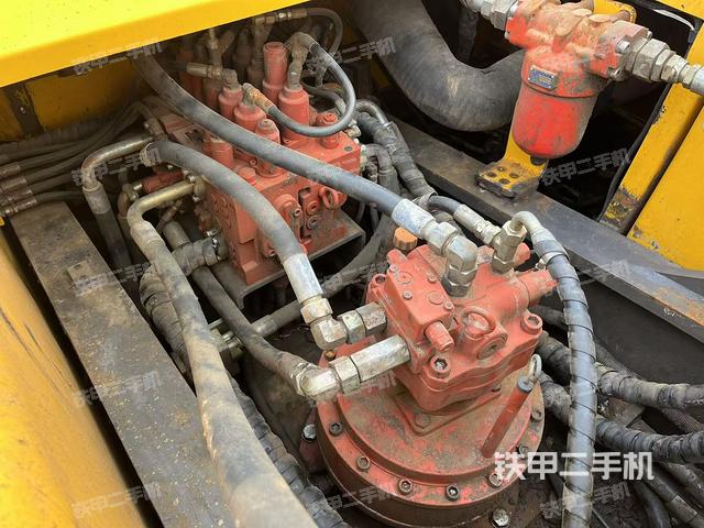 回轉(zhuǎn)馬達(dá)和主控閥(整機(jī)外觀) 回轉(zhuǎn)馬達(dá)和主控閥(整機(jī)外觀)