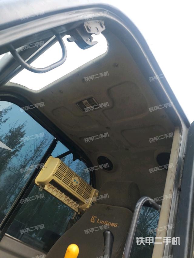 駕駛室頂部(整機(jī)外觀) 駕駛室頂部(整機(jī)外觀)