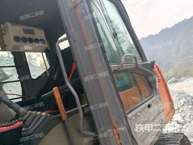 行走控制手柄和踏板?俯拍（駕駛室部分）