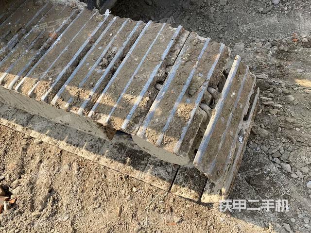 單側(cè)履帶整體(整機(jī)外觀) 單側(cè)履帶整體(整機(jī)外觀)