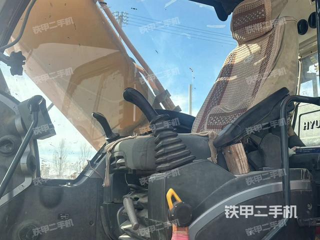 駕駛室整體(整機(jī)外觀) 駕駛室整體(整機(jī)外觀)