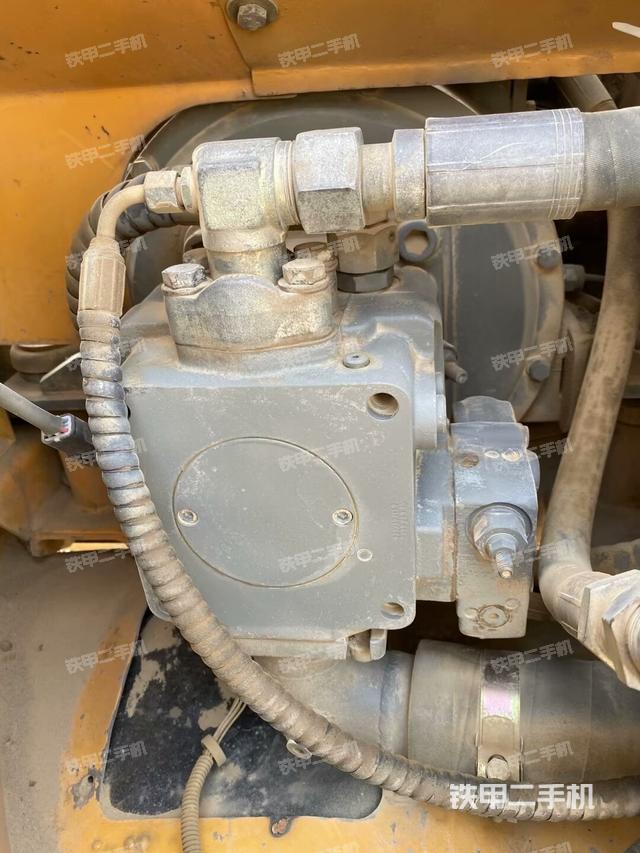 液壓泵艙室正面整體(整機(jī)外觀) 液壓泵艙室正面整體(整機(jī)外觀)