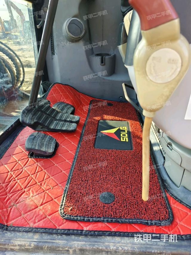 座椅左側(cè)控制臺/音響/含左手柄(駕駛室部分) 座椅左側(cè)控制臺/音響/含左手柄(駕駛室部分)