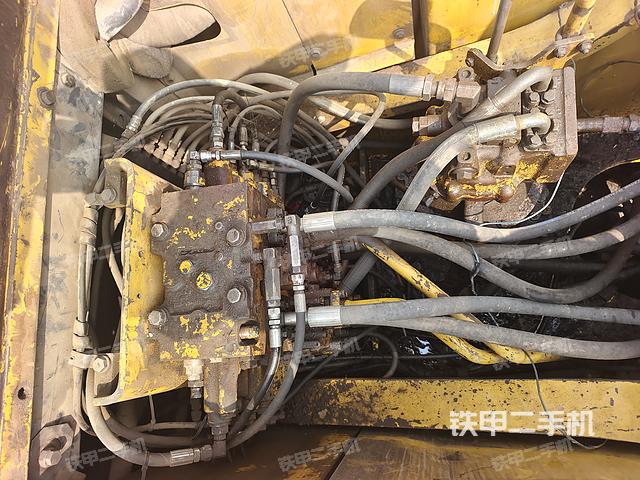 駕駛室頂部(整機外觀) 駕駛室頂部(整機外觀)