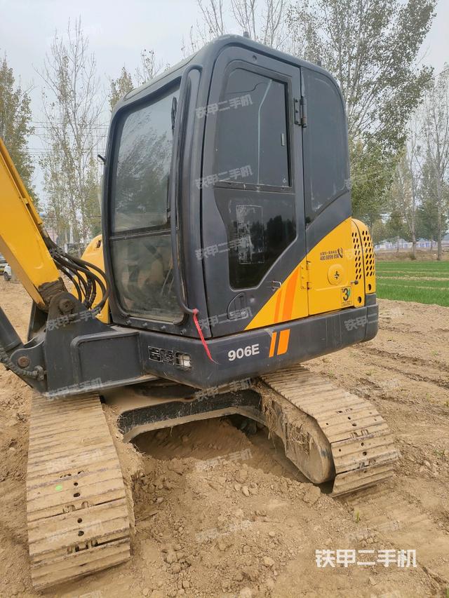 駕駛室整體(整機(jī)外觀) 駕駛室整體(整機(jī)外觀)