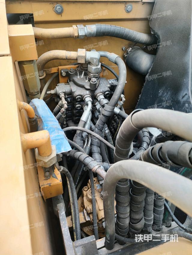 回轉(zhuǎn)馬達(dá)和主控閥（整機(jī)外觀）