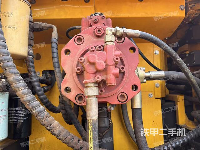 液壓泵艙室正面整體(整機(jī)外觀) 液壓泵艙室正面整體(整機(jī)外觀)