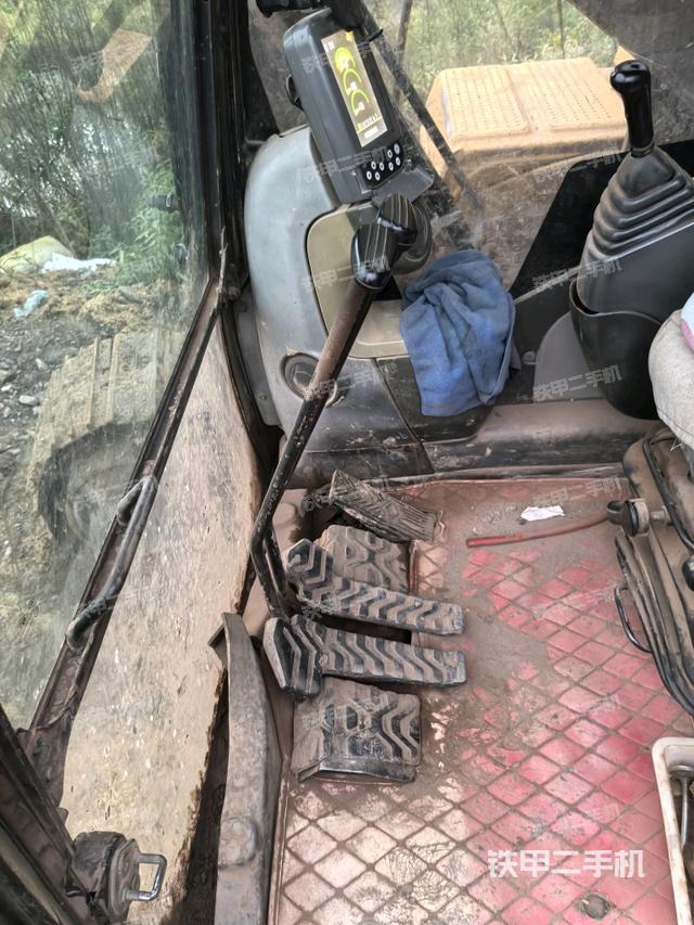 行走控制手柄和踏板?俯拍（駕駛室部分）
