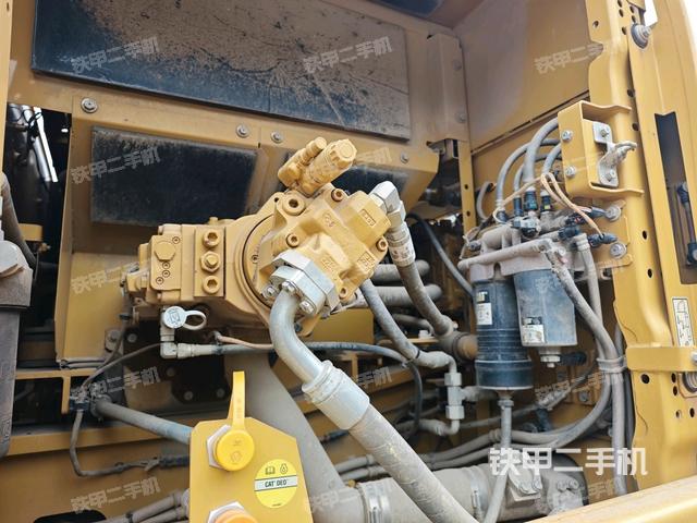 液壓泵艙室正面整體(整機外觀) 液壓泵艙室正面整體(整機外觀)