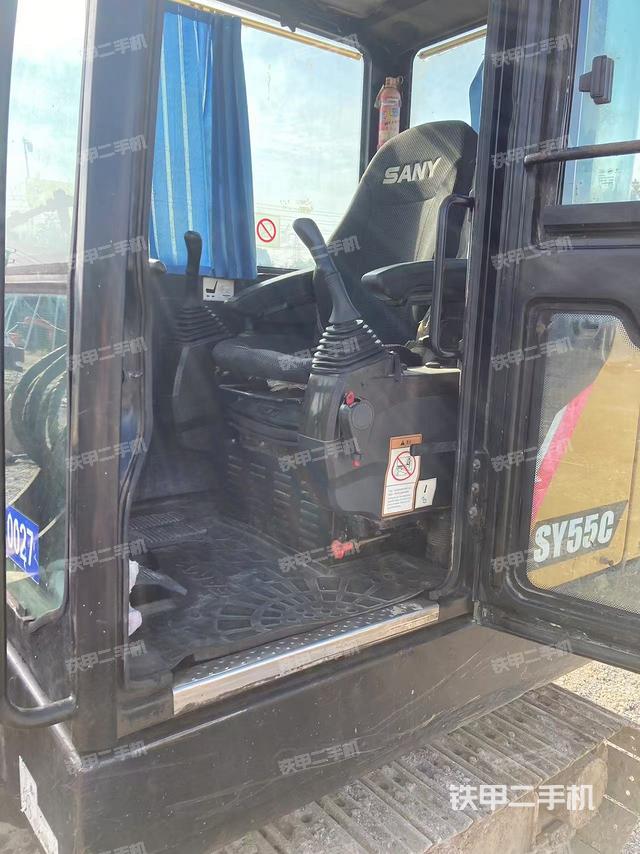 駕駛室整體(整機外觀) 駕駛室整體(整機外觀)